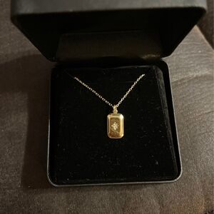 Elegant Gold Pendant Necklace